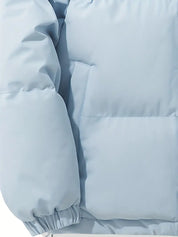 Giacca invernale imbottita azzurra, manica lunga, tasca laterale, tessuto impermeabile, moda donna, abbigliamento caldo, stile casual.