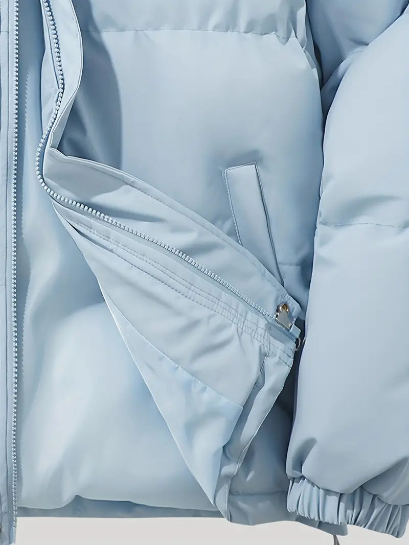 Giacca invernale imbottita azzurra con cerniera, tasca interna e polsini elasticizzati. Ideale per il freddo, moda uomo e donna.