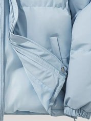 Giacca invernale imbottita azzurra con cerniera, tasca interna e polsini elasticizzati. Ideale per il freddo, moda uomo e donna.