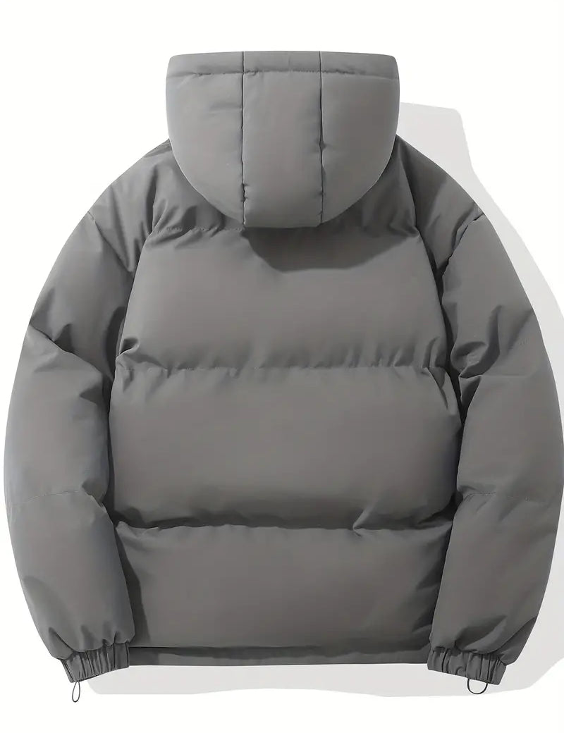 Giacca invernale imbottita grigia con cappuccio, design moderno, ideale per climi freddi. Perfetta per uomo, stile casual e confortevole.