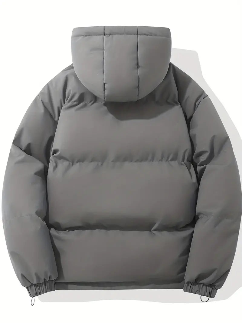 Giacca invernale imbottita grigia con cappuccio, design moderno, ideale per climi freddi. Perfetta per uomo, stile casual e confortevole.