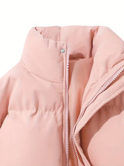 Giacca imbottita rosa chiaro da donna con zip, collo alto e bottoni a pressione. Moda invernale, abbigliamento caldo e confortevole.