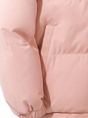 Giacca invernale rosa pastello, imbottita, con tasca laterale e polsini elasticizzati. Ideale per moda donna, abbigliamento caldo e casual.