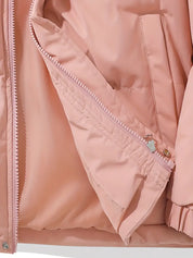 Giacca rosa da donna con cerniera, tasca interna e fodera imbottita. Moda femminile, abbigliamento invernale, giacca casual elegante.