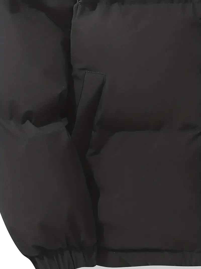 Giacca invernale nera imbottita, dettaglio manica e tasca, tessuto resistente, ideale per climi freddi, moda uomo, abbigliamento outdoor.