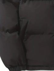 Giacca invernale nera imbottita, dettaglio manica e tasca, tessuto resistente, ideale per climi freddi, moda uomo, abbigliamento outdoor.