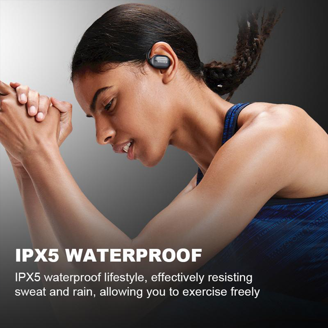 Donna che indossa auricolari wireless impermeabili IPX5, ideali per sport e attività all'aperto, resistenti a sudore e pioggia.