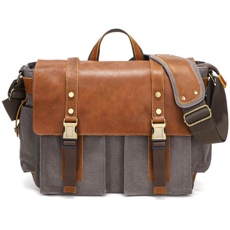Borsa messenger in pelle marrone e tessuto grigio, con tracolla regolabile e fibbie in metallo. Design elegante e funzionale per uomo e donna.