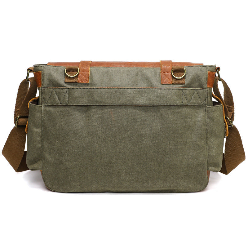 Borsa a tracolla in tela verde oliva con dettagli in pelle marrone, tasche multiple, design resistente, ideale per lavoro e viaggio.