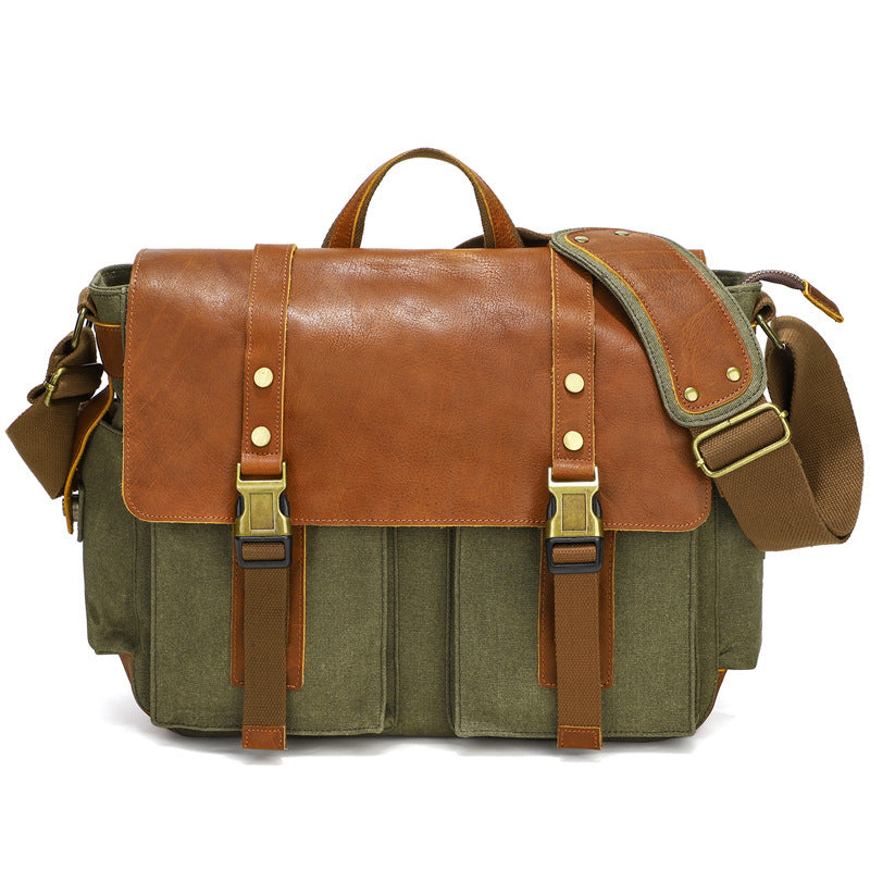 Borsa messenger in tela verde e pelle marrone, con tracolla regolabile e fibbie in metallo. Design vintage, ideale per lavoro o scuola.