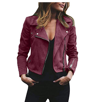 Giacca da donna in pelle scamosciata rosa, stile motociclista, con zip e bottoni, perfetta per look casual e moda autunnale.