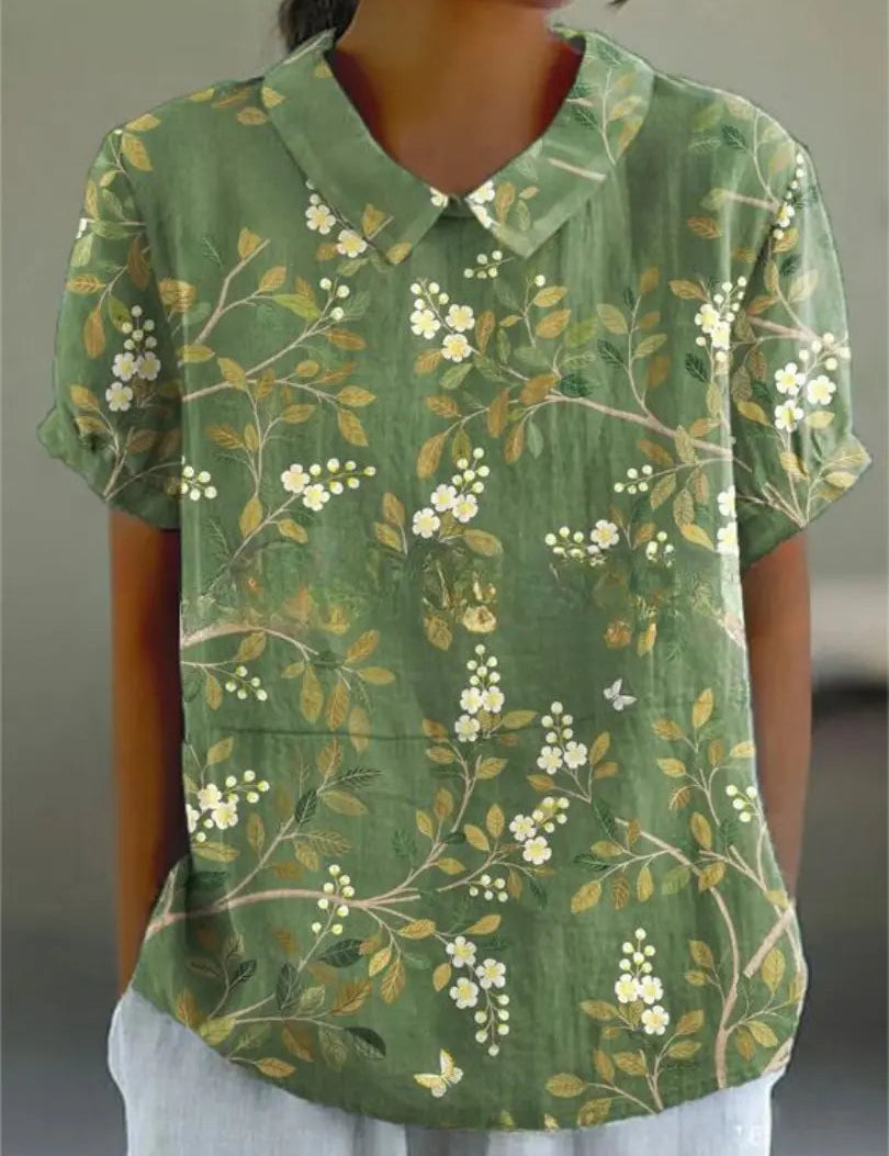 Camicia verde donna con stampa floreale, maniche corte, colletto classico. Moda estiva casual, tessuto leggero, stile vintage elegante.