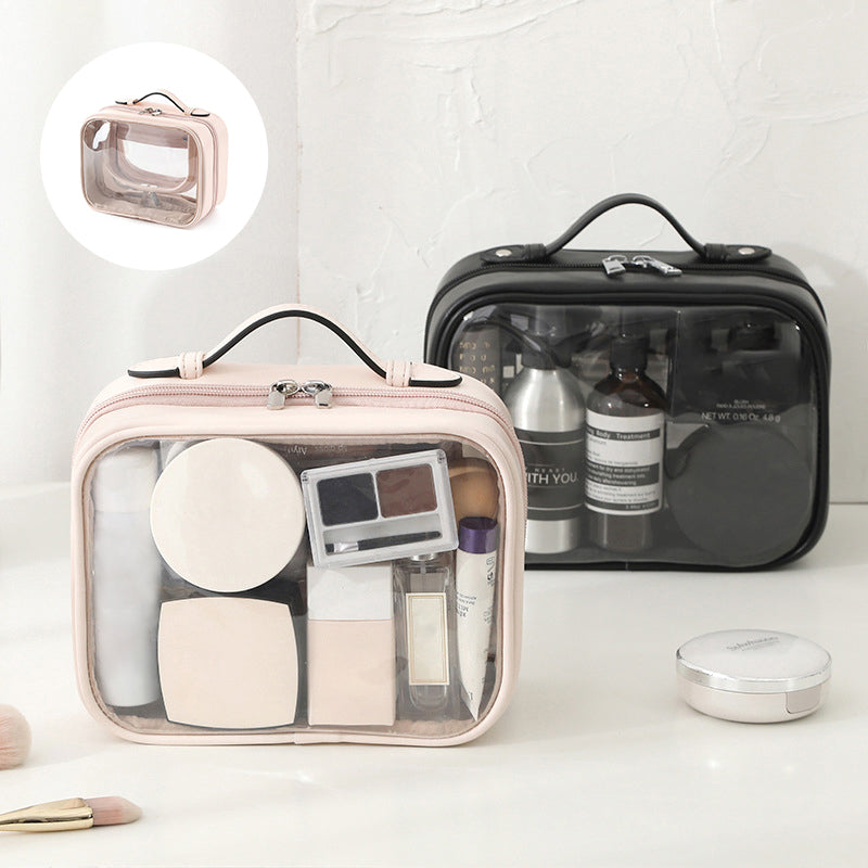 Due beauty case trasparenti con cerniera, uno rosa e uno nero, contenenti cosmetici e accessori da viaggio. Ideali per organizzare il trucco.