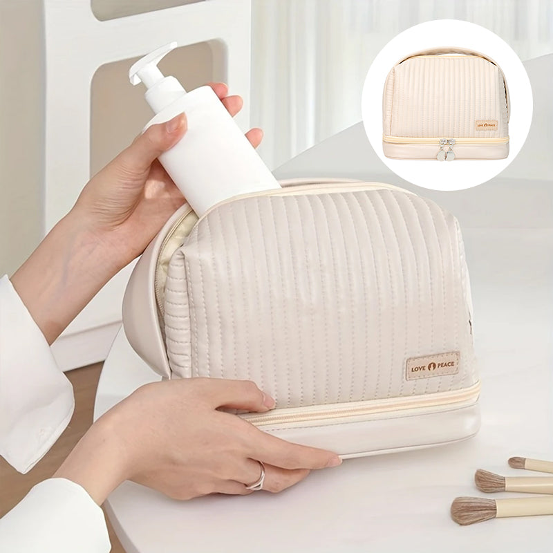 Borsa cosmetica beige con dispenser sapone, design trapuntato, chiusura a zip, ideale per organizzare trucchi e accessori da bagno.