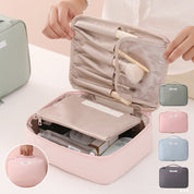 Astuccio da viaggio rosa per cosmetici con scomparti multipli, pennelli trucco e tasca trasparente. Disponibile in vari colori. Organizzazione beauty.