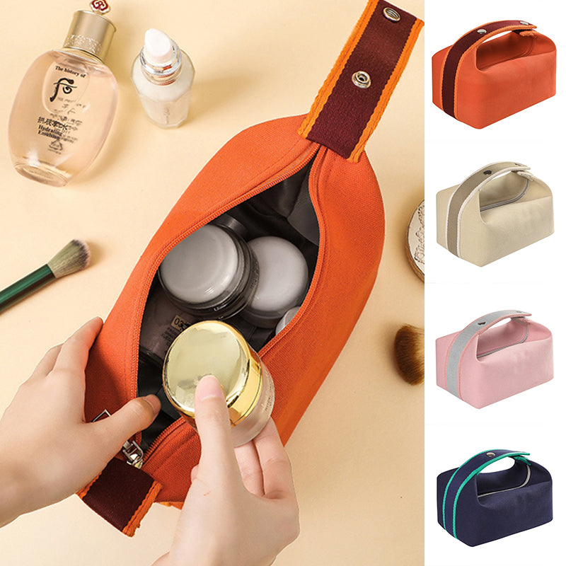 Borsa cosmetica arancione aperta con prodotti di bellezza, affiancata da varianti in diversi colori. Accessori trucco e cura della pelle inclusi.