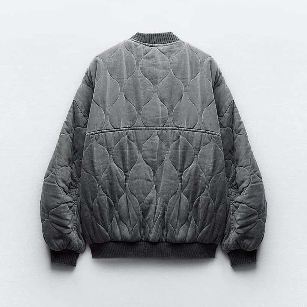 Giacca bomber trapuntata grigia, design moderno, tessuto morbido, ideale per l'inverno. Stile casual, unisex, perfetta per look alla moda.