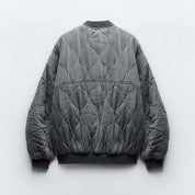 Giacca bomber trapuntata grigia, design moderno, tessuto morbido, ideale per l'inverno. Stile casual, unisex, perfetta per look alla moda.