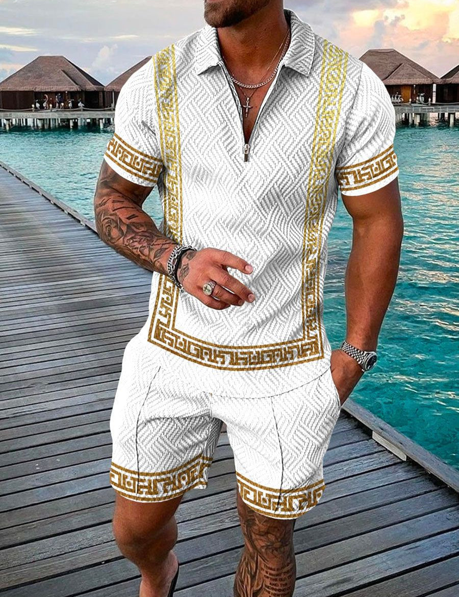 Uomo in completo estivo bianco e oro, design geometrico, su passerella di legno vicino al mare. Abbigliamento moda maschile, stile vacanza.