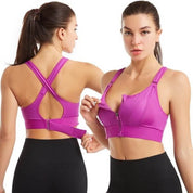 Due donne indossano reggiseni sportivi viola con cerniera frontale e spalline incrociate, ideali per fitness e yoga. Abbigliamento sportivo donna.