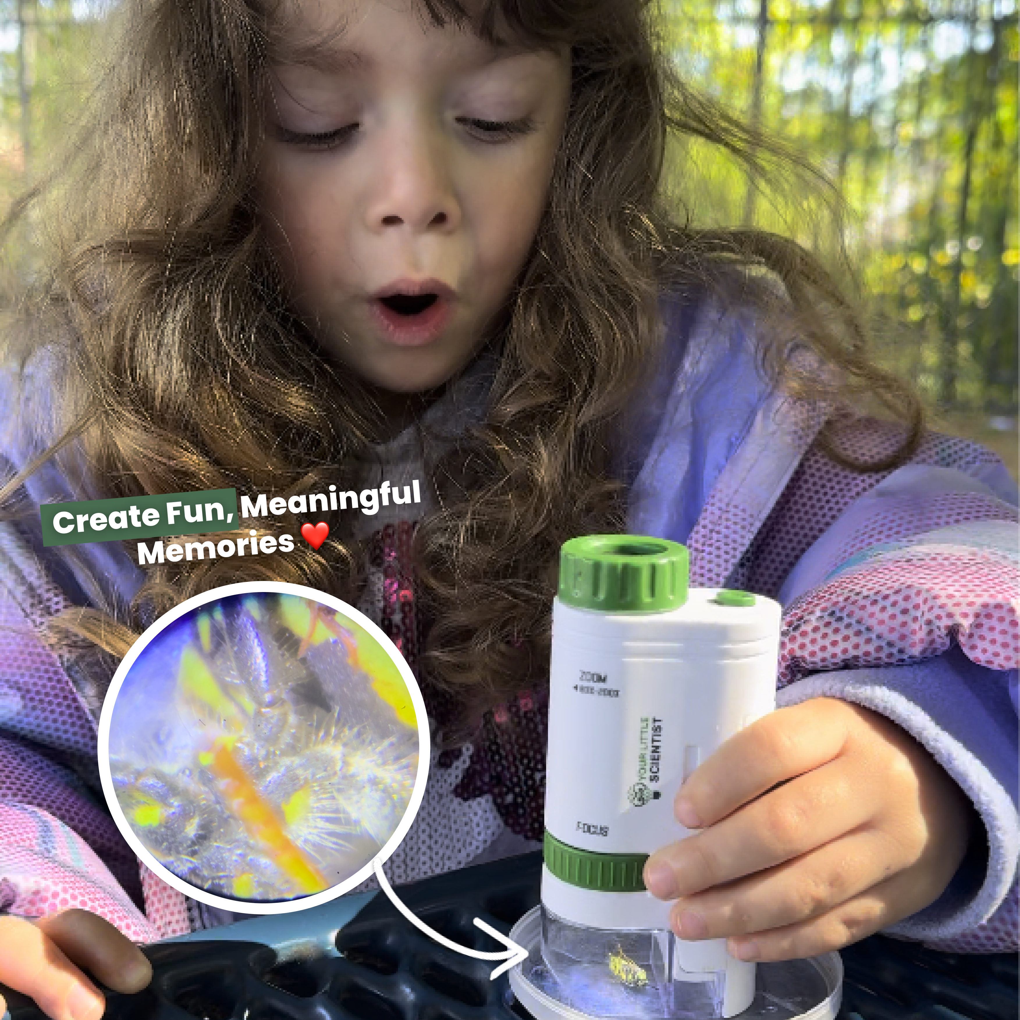 Bambina osserva insetto con microscopio portatile all'aperto. Educazione scientifica per bambini, esplorazione natura, apprendimento divertente.