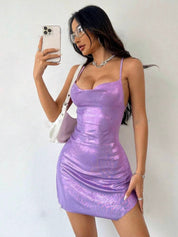 Donna con abito viola aderente, borsa bianca e occhiali da sole, scatta un selfie con iPhone. Moda elegante, abbigliamento femminile trendy.