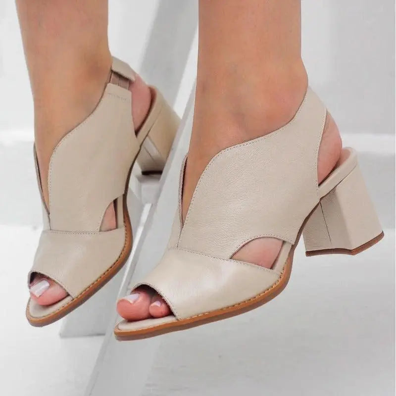 Sandali donna beige in pelle con tacco largo, design aperto e cinturino posteriore. Scarpe eleganti estive, moda femminile, calzature comode.
