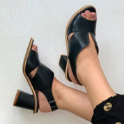Sandali donna in pelle nera con tacco largo, design aperto, eleganti e comodi, ideali per l'estate. Scarpe moda femminile.