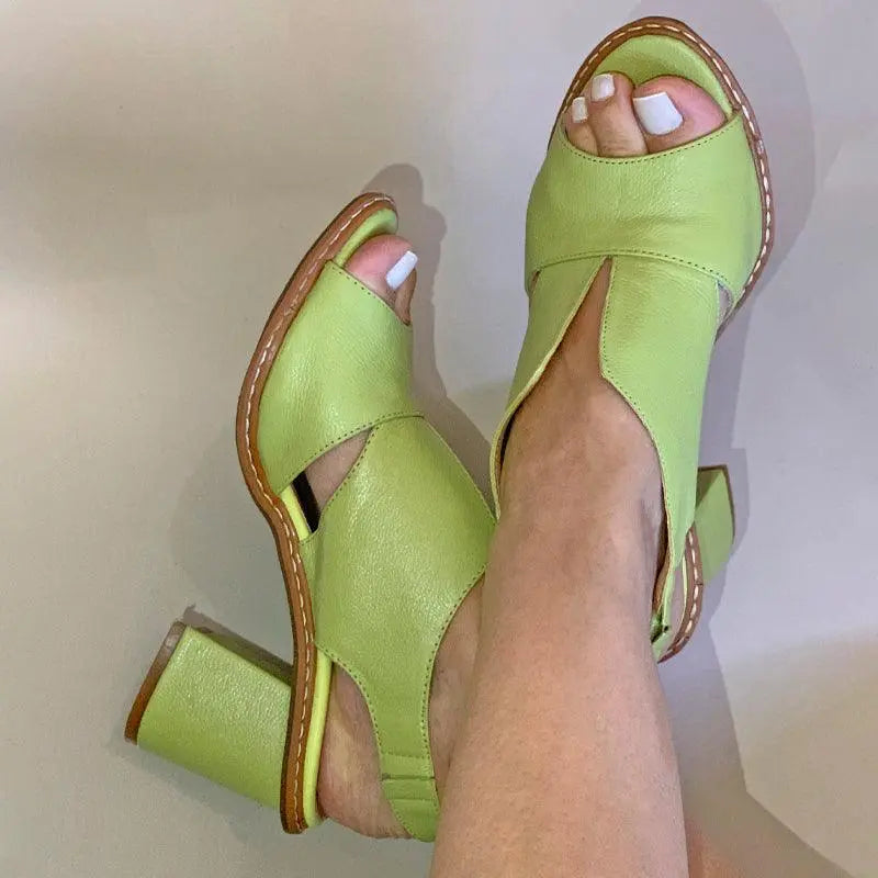 Sandali donna verde lime con tacco largo, design aperto, pelle, cuciture a vista, eleganti e comodi, perfetti per l'estate.