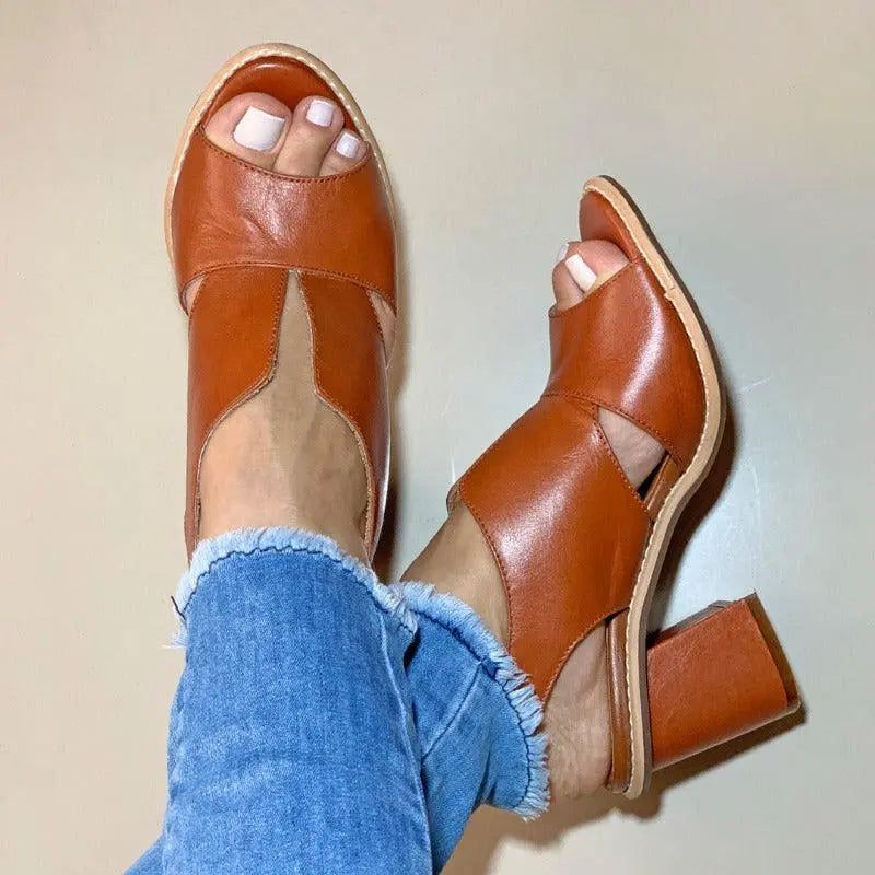 Sandali donna in pelle marrone con tacco largo, indossati con jeans. Scarpe estive eleganti, comode e alla moda.