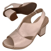 Sandali donna eleganti in pelle beige con tacco largo, design aperto, cinturino posteriore. Scarpe estive moda, comode e chic.