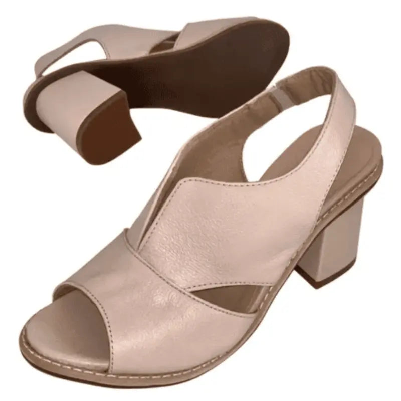 Sandali donna eleganti in pelle beige con tacco largo, design aperto, cinturino posteriore. Scarpe estive moda, comode e chic.
