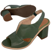 Sandali donna in pelle verde con tacco largo, design aperto, cinturino posteriore. Calzature eleganti e comode per l'estate.