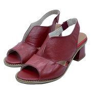 Sandali donna in pelle rossa con tacco medio, design aperto, cinturino elastico, eleganti e comodi, ideali per l'estate.