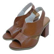 Sandali donna in pelle marrone con tacco largo, design aperto, cinturino posteriore. Scarpe eleganti estive, comode e alla moda.