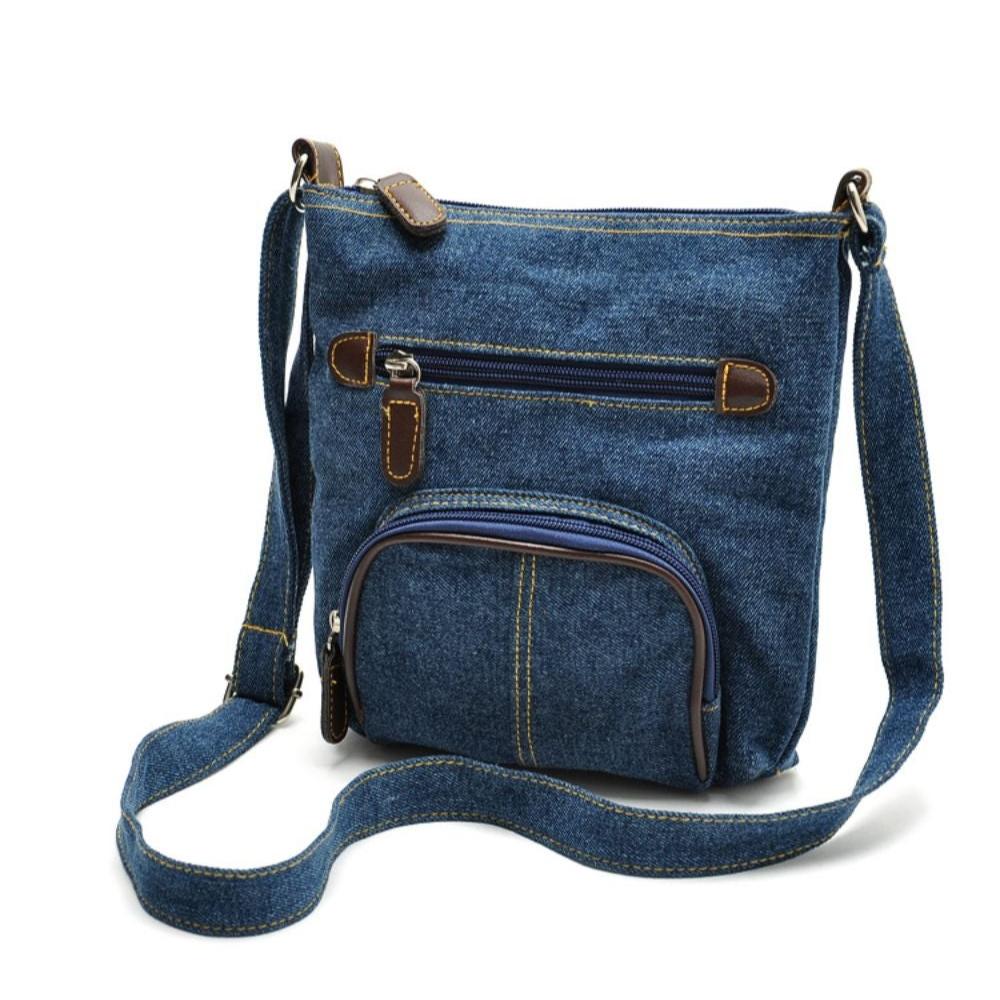 Borsa a tracolla in denim blu con tasche multiple e dettagli in pelle marrone. Design casual, ideale per uso quotidiano e moda urbana.