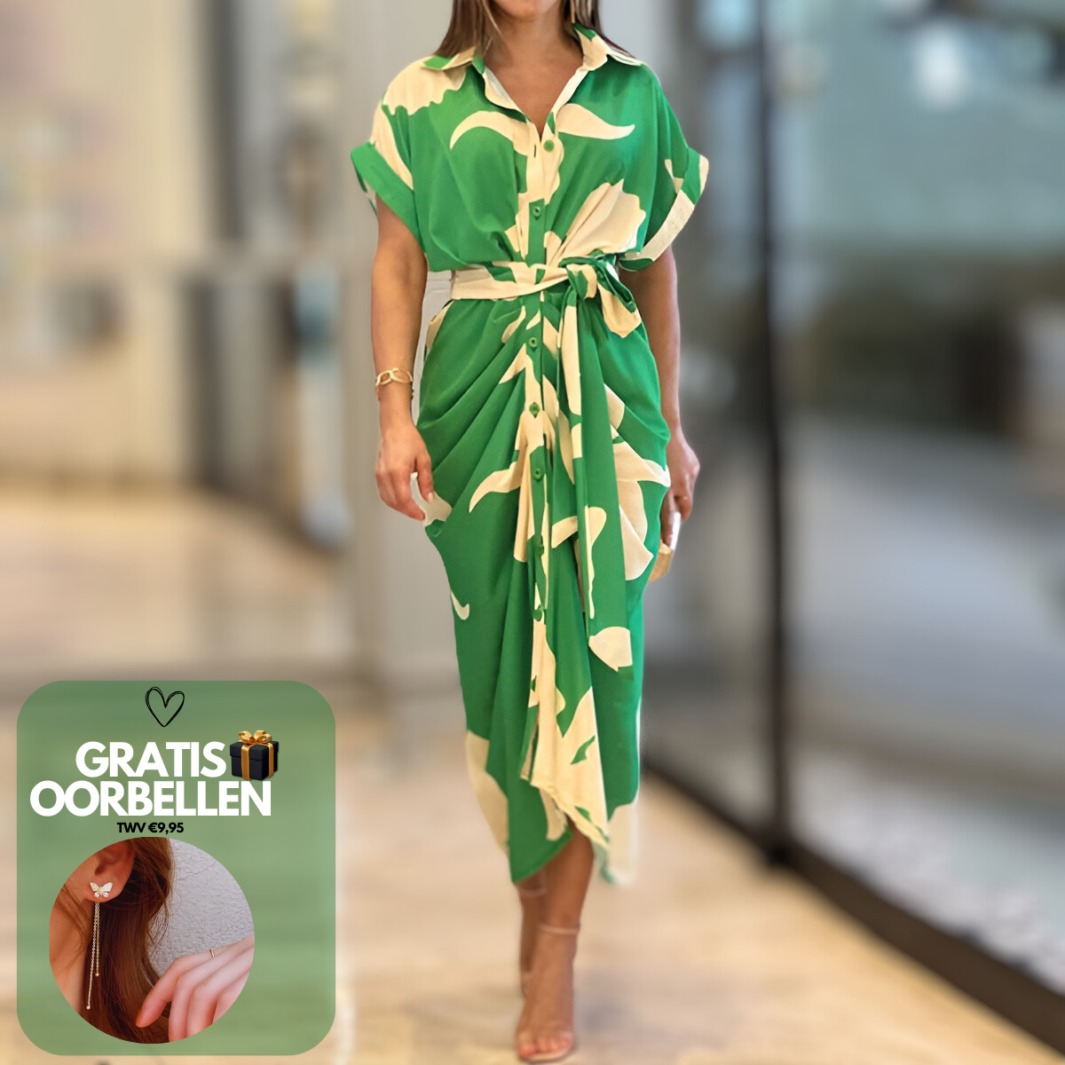 Abito verde con motivo bianco, maniche corte e cintura in vita, indossato da una donna. Offerta: orecchini gratis. Moda elegante e moderna.
