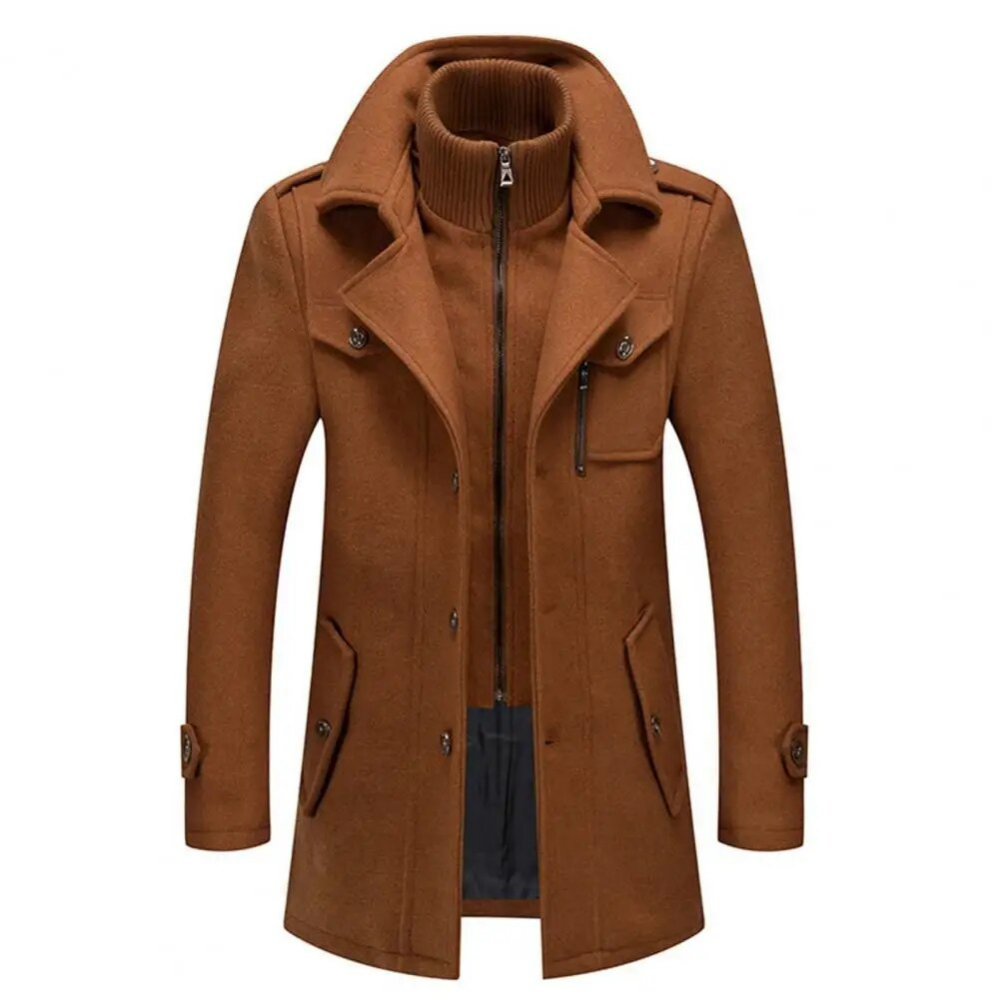 Cappotto uomo marrone elegante, doppio petto, con colletto alto e tasche, ideale per l'inverno. Stile classico, moda maschile, abbigliamento caldo.