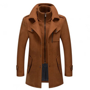 Cappotto uomo marrone elegante, doppio petto, con colletto alto e tasche, ideale per l'inverno. Stile classico, moda maschile, abbigliamento caldo.