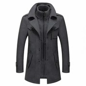 Cappotto invernale uomo nero, elegante e caldo, con doppio petto, colletto alto e tasche multiple. Ideale per moda maschile e abbigliamento invernale.