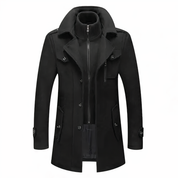 Cappotto uomo nero elegante, lungo, con colletto alto e chiusura a bottoni, tasche frontali. Ideale per moda invernale e look formale.