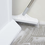 Scopa in silicone bianco per pavimenti, pulizia efficace, manico in acciaio inox, ideale per rimuovere sporco e acqua, accessorio domestico essenziale.