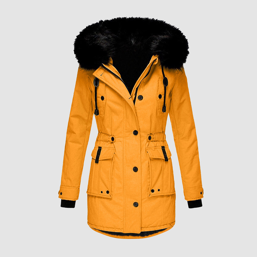Giacca invernale donna gialla con cappuccio in pelliccia nera, chiusura a bottoni, tasche frontali. Elegante e calda, ideale per l'inverno.