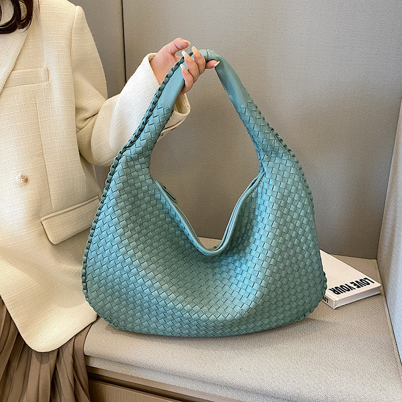 Borsa a spalla intrecciata in pelle verde acqua, design elegante e moderno, perfetta per moda donna. Accessorio di tendenza per ogni occasione.