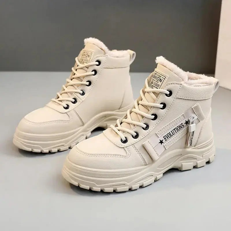 Stivali invernali bianchi da donna, imbottiti, con suola antiscivolo e lacci. Design moderno, perfetti per look casual e outdoor.