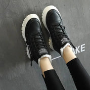 Scarpe da ginnastica nere invernali da donna con suola bianca spessa, dettagli in pelliccia, design moderno, perfette per look casual e sportivi.