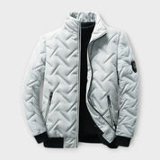 Giacca invernale imbottita bianca da uomo, con zip frontale, colletto alto e tasche laterali. Design moderno, ideale per climi freddi.