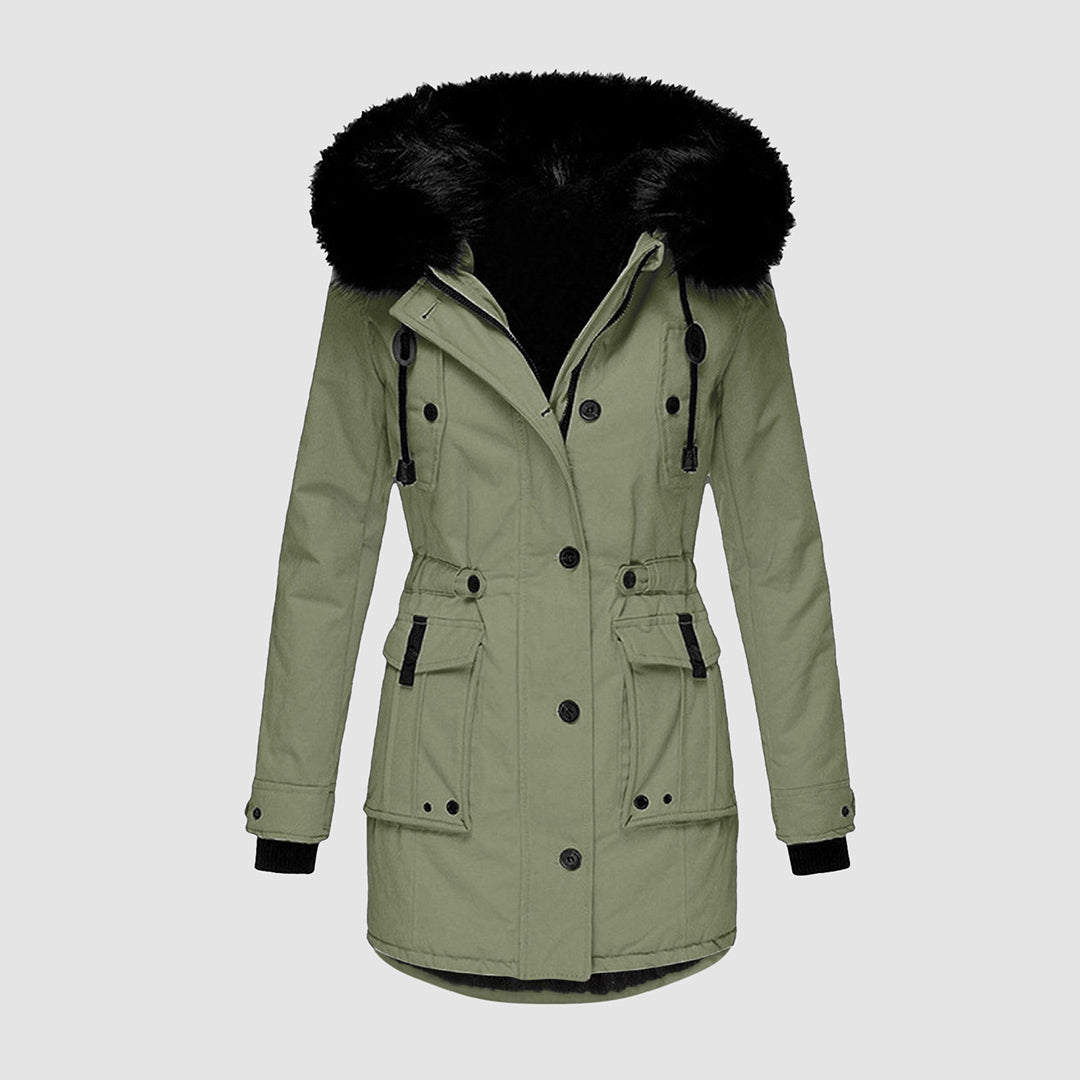 Giacca invernale verde oliva con cappuccio in pelliccia nera, doppia abbottonatura, tasche frontali. Elegante e calda, ideale per l'inverno.