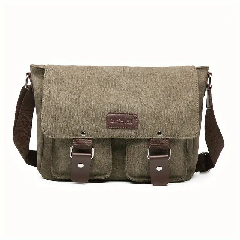 Borsa a tracolla in tela verde oliva con chiusure a fibbia marroni, tasche frontali e tracolla regolabile. Stile casual, ideale per uomo e donna.