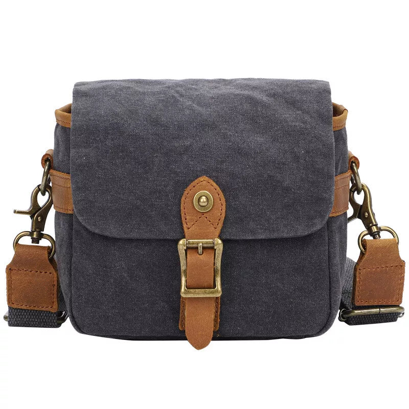 Borsa a tracolla in tela grigia con dettagli in pelle marrone, fibbia in metallo, tasche multiple. Ideale per uomo e donna, stile vintage.